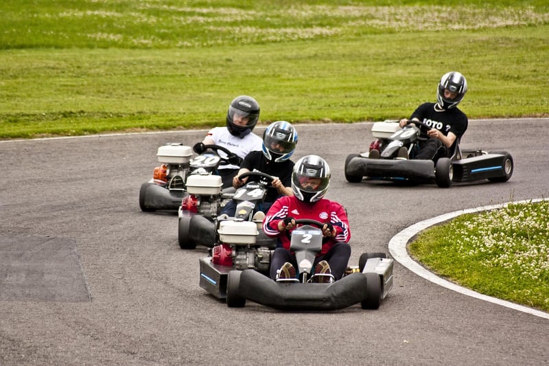Découvrez les équipements essentiels pour pratiquer le karting en toute sécurité en 2026